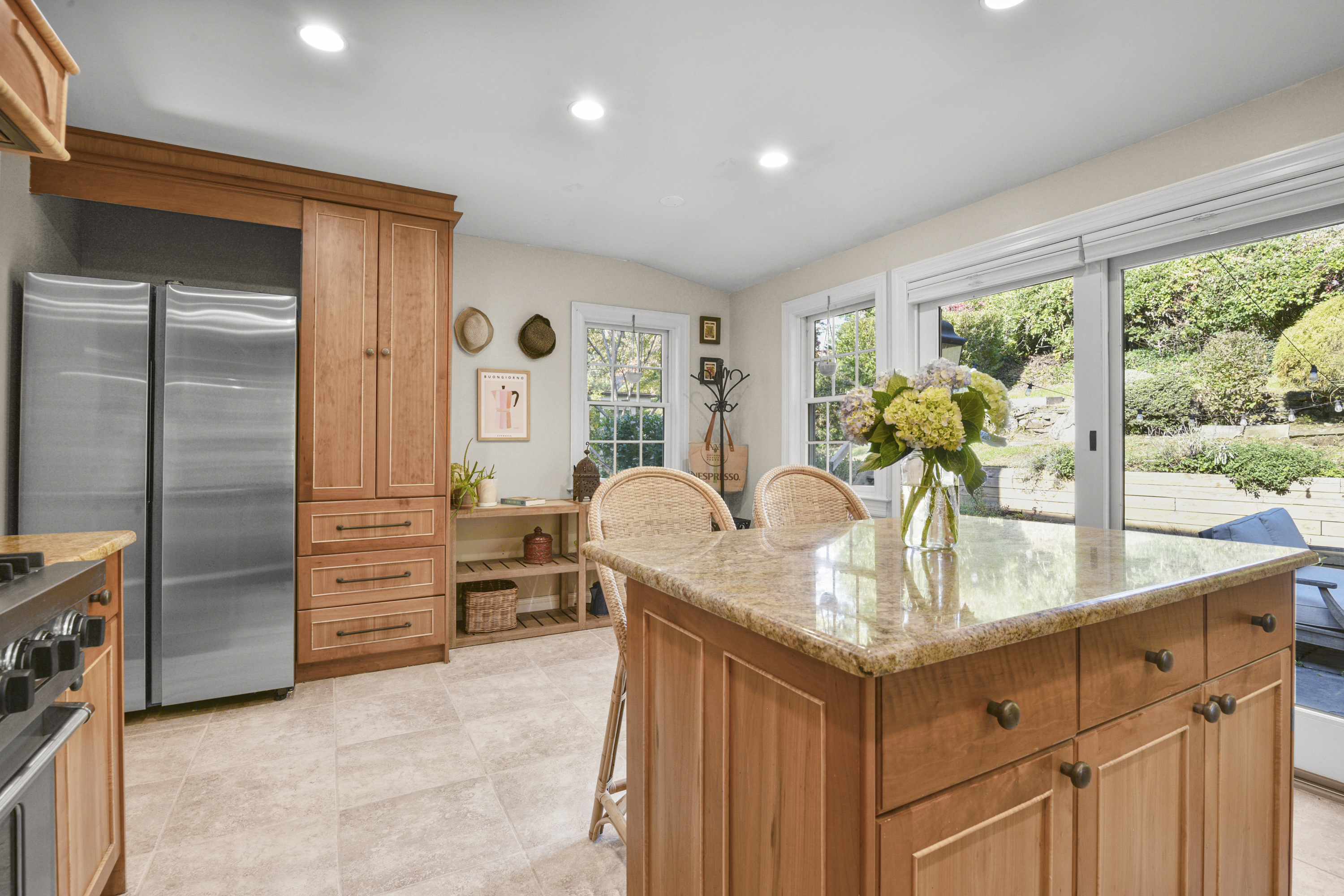  Sun-Filled Larchmont Woods Colonial - 物件實景