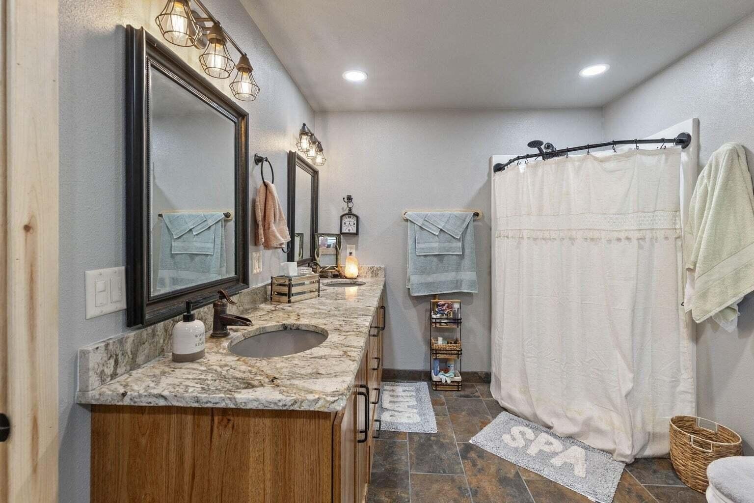 Canyonville, Oregon, 97417, United States, 2 Bedrooms Bedrooms, ,2 BathroomsBathrooms,Residential,For Sale,1981703