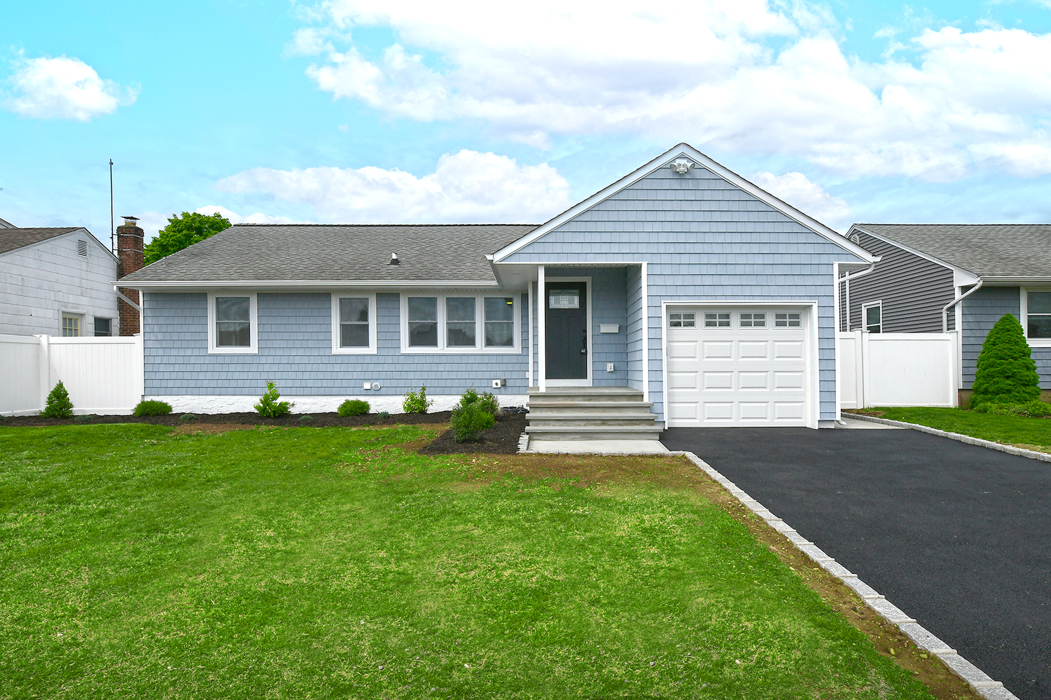 Farmingdale, New York, 11735, United States, 3 Bedrooms Bedrooms, ,2 BathroomsBathrooms,Residential,For Sale,1928376