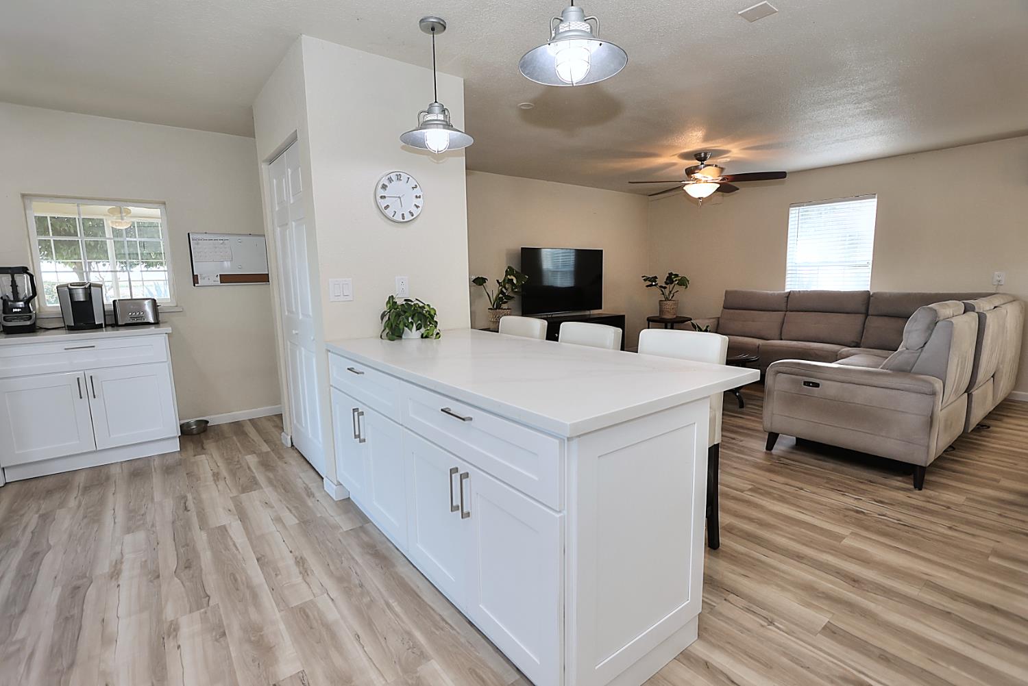 Walnut Grove, California, 95690, United States, 5 Bedrooms Bedrooms, ,3 BathroomsBathrooms,Residential,For Sale,1957042