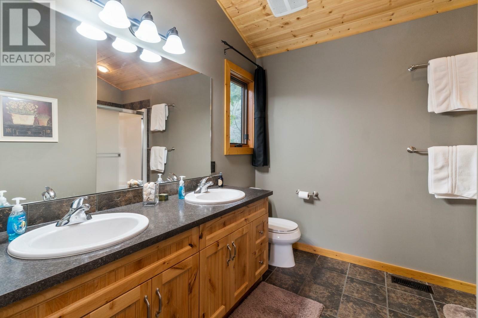 SICAMOUS, British Columbia, V0E 2V0, CA, 4 Bedrooms Bedrooms, ,3 BathroomsBathrooms,Residential,For Sale,1837612