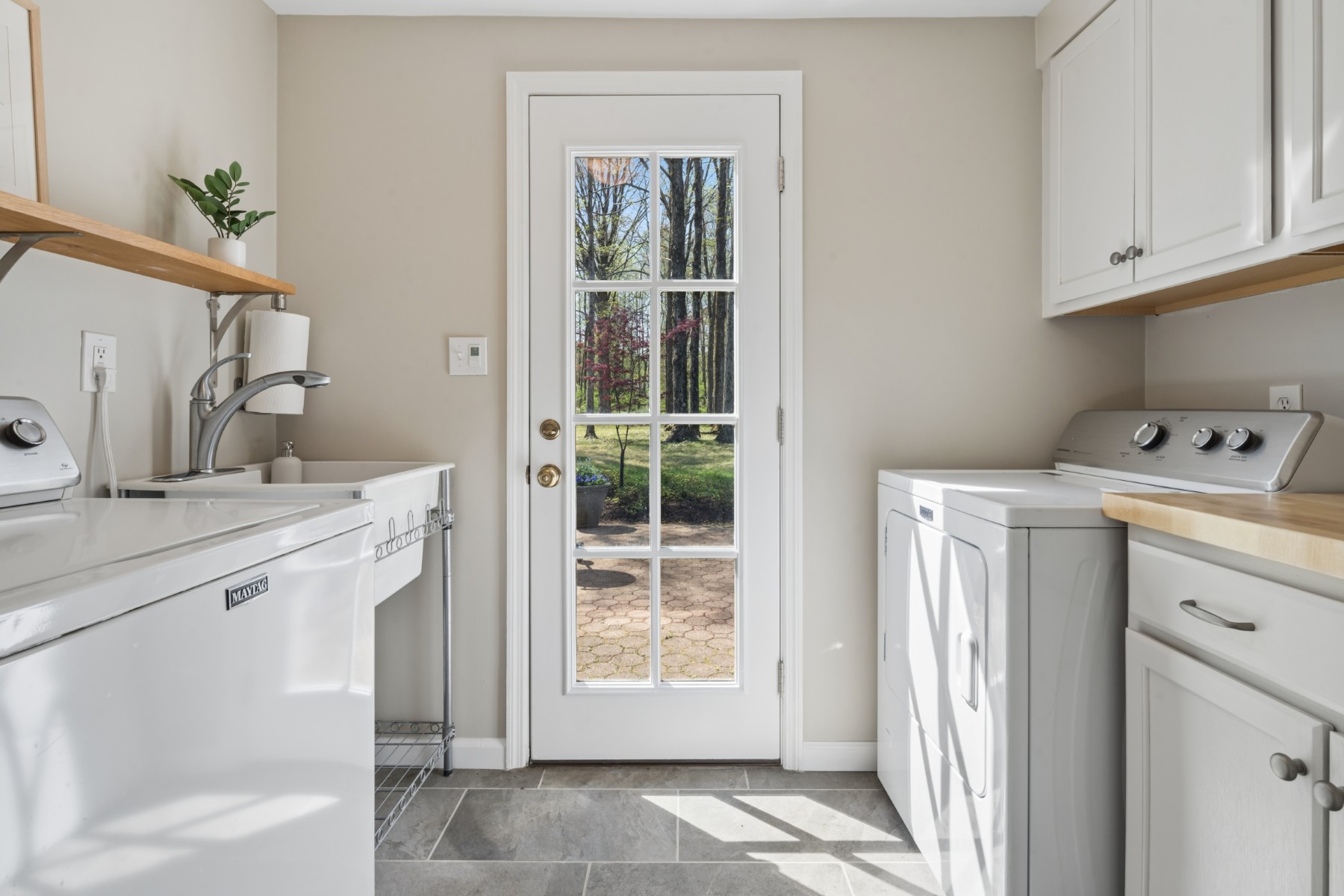  Beautifully Renovated Home with Beautiful Outdoor Setting - 物件實景