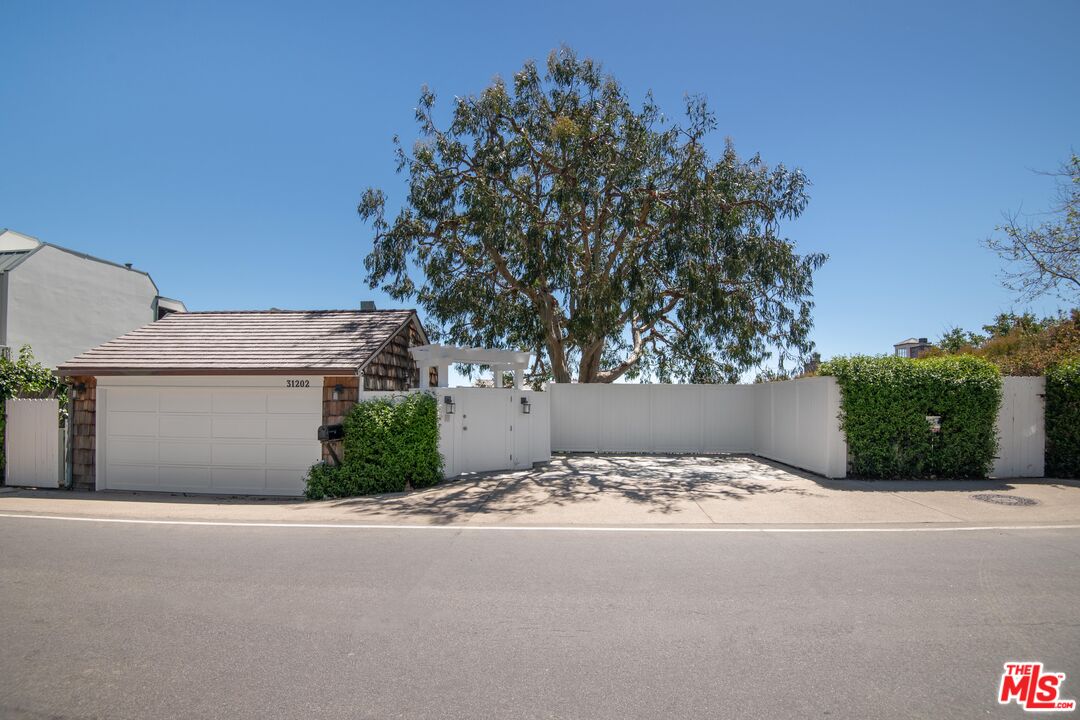 Malibu, California, 90265, United States, 5 Bedrooms Bedrooms, ,2 BathroomsBathrooms,Residential,For Sale,1752333