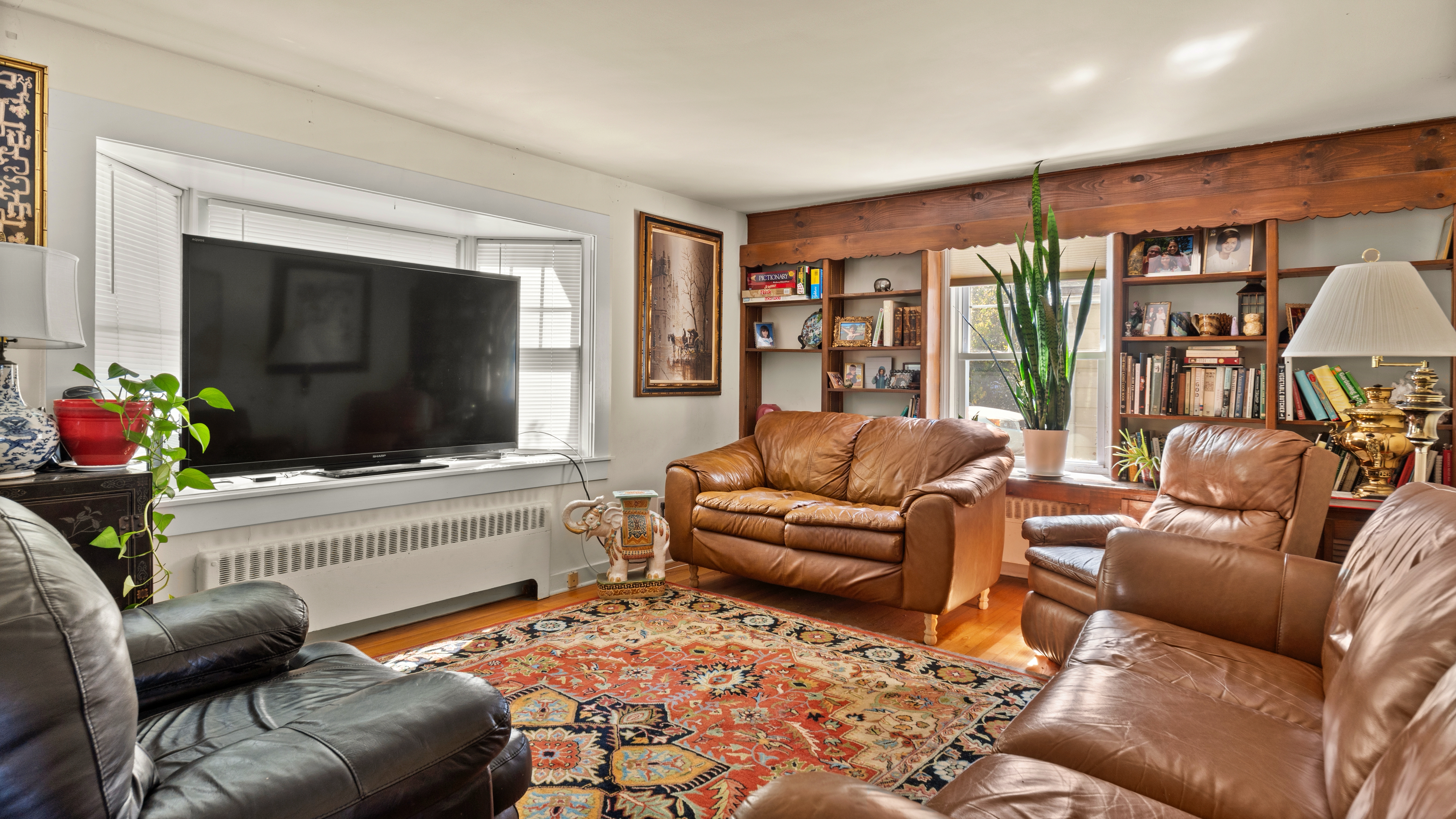  CHARMING IN-TOWN CAPE ON SPACIOUS LOT WITH INGROUND POOL - 物件實景