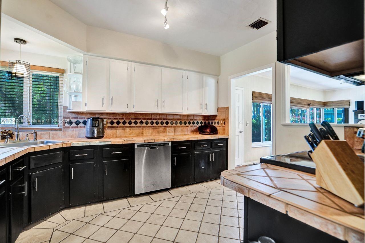 Miami Shores, Florida, 33138, United States, 2 Bedrooms Bedrooms, ,2 BathroomsBathrooms,Residential,For Sale,1804509
