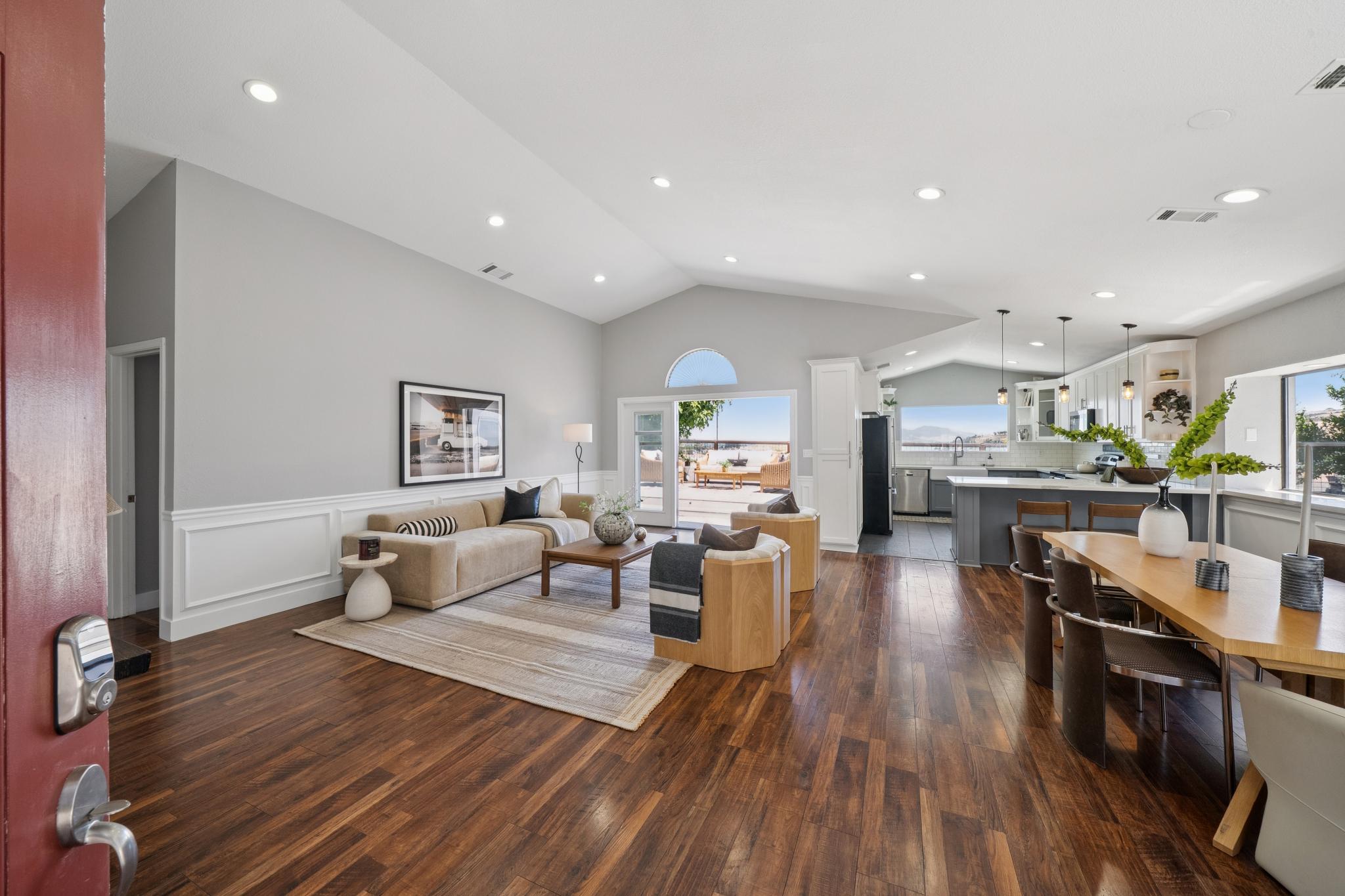  Beautifully Updated Home with Stunning Water Views - 物件實景