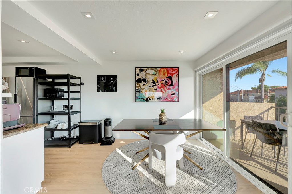 Long Beach, California, 90814, United States, 2 Bedrooms Bedrooms, ,1 BathroomBathrooms,Residential,For Sale,1989158