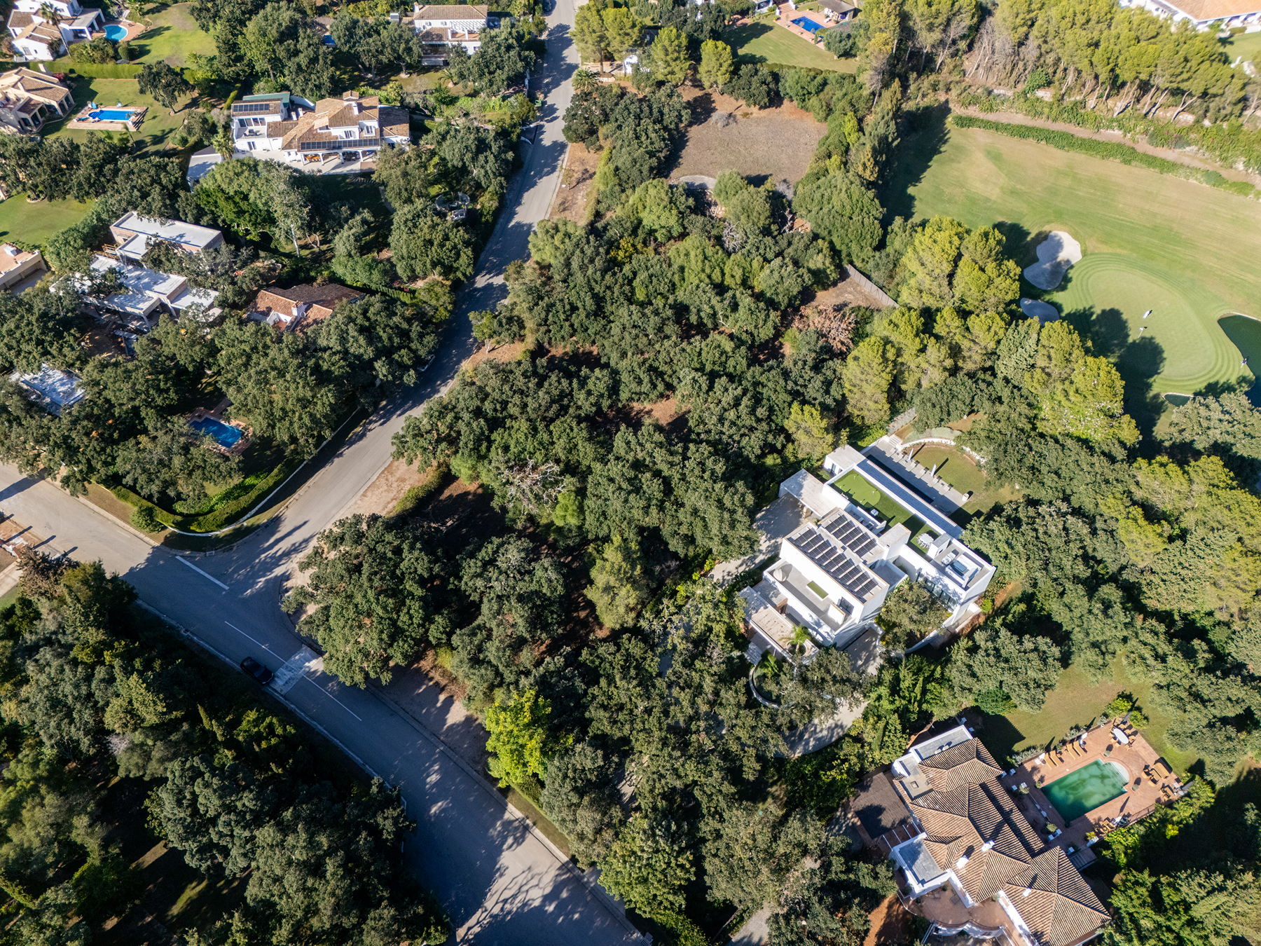  Expansive frontline golf plot beside Valderrama