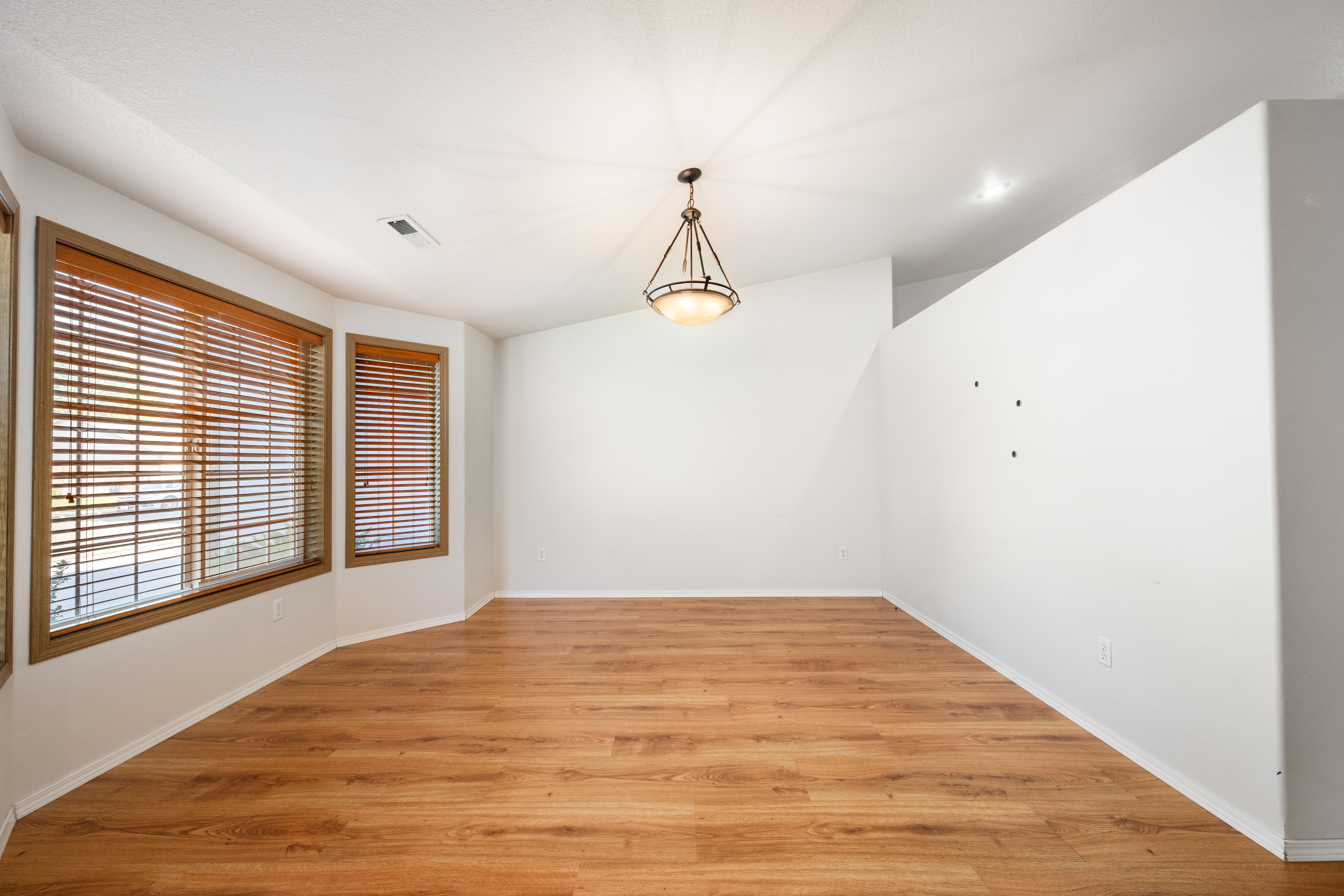  Original Owner with Expansive Covered Patio - 物件實景
