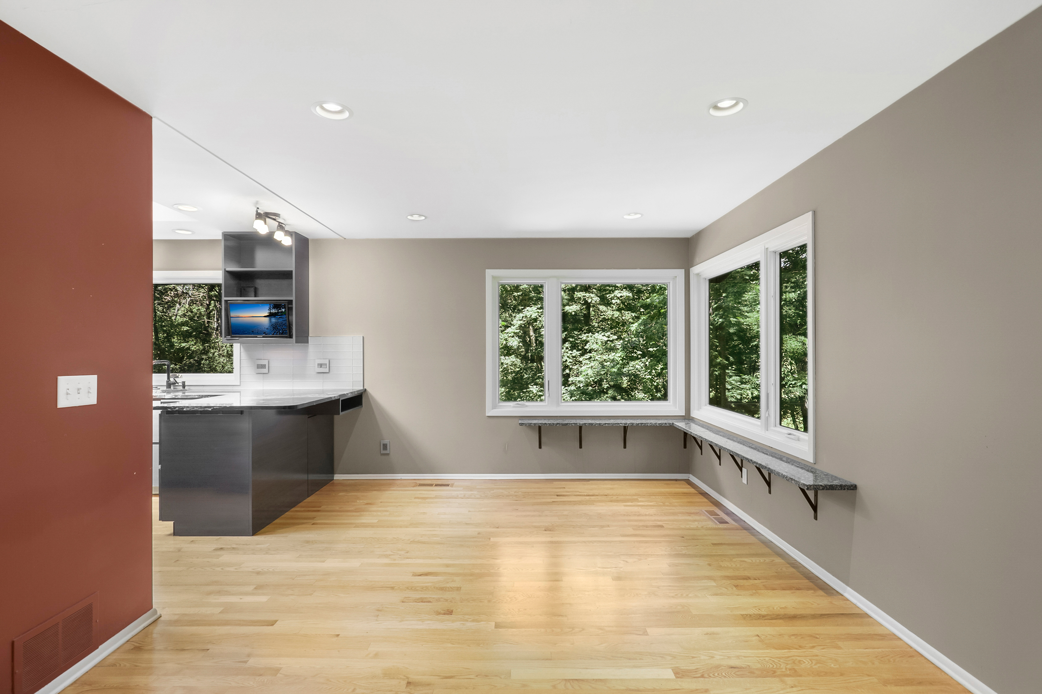  Secluded Wooded Retreat with Beautifully Updated Interiors - 物件實景