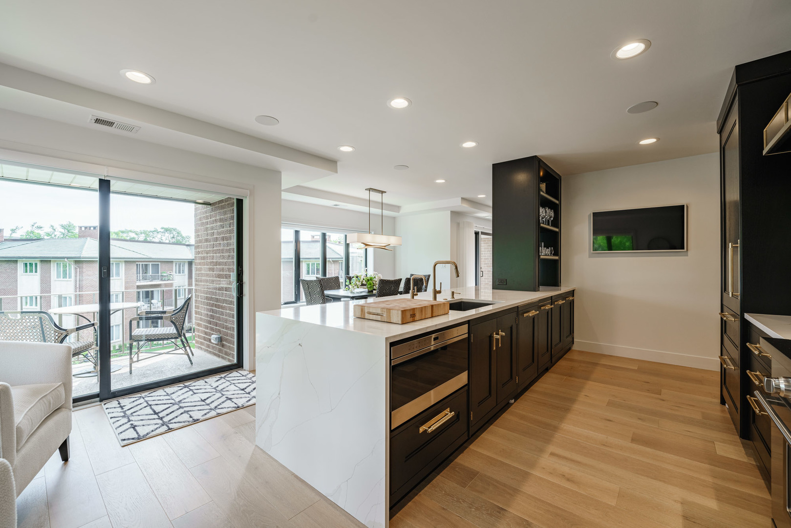 Oak Brook, Illinois, 60523, United States, 2 Bedrooms Bedrooms, ,2 BathroomsBathrooms,Residential,For Sale,1927231