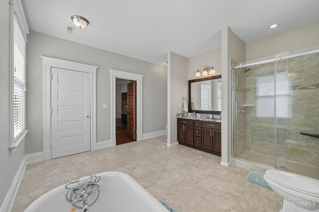 Norwood, Ohio, 45212, United States, 5 Bedrooms Bedrooms, ,5 BathroomsBathrooms,Residential,For Sale,1948609