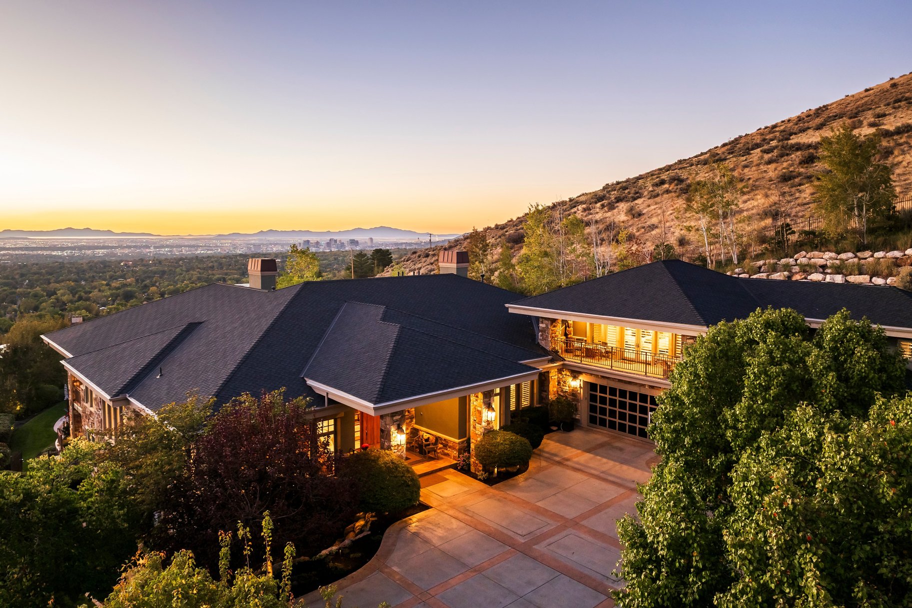  Timeless East Bench Craftsman Estate with Gated Entry, Expansive Light and Views - 物件實景