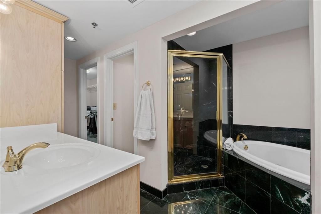Atlanta, Georgia, 30327, United States, 2 Bedrooms Bedrooms, ,3 BathroomsBathrooms,Residential,For Sale,1895393