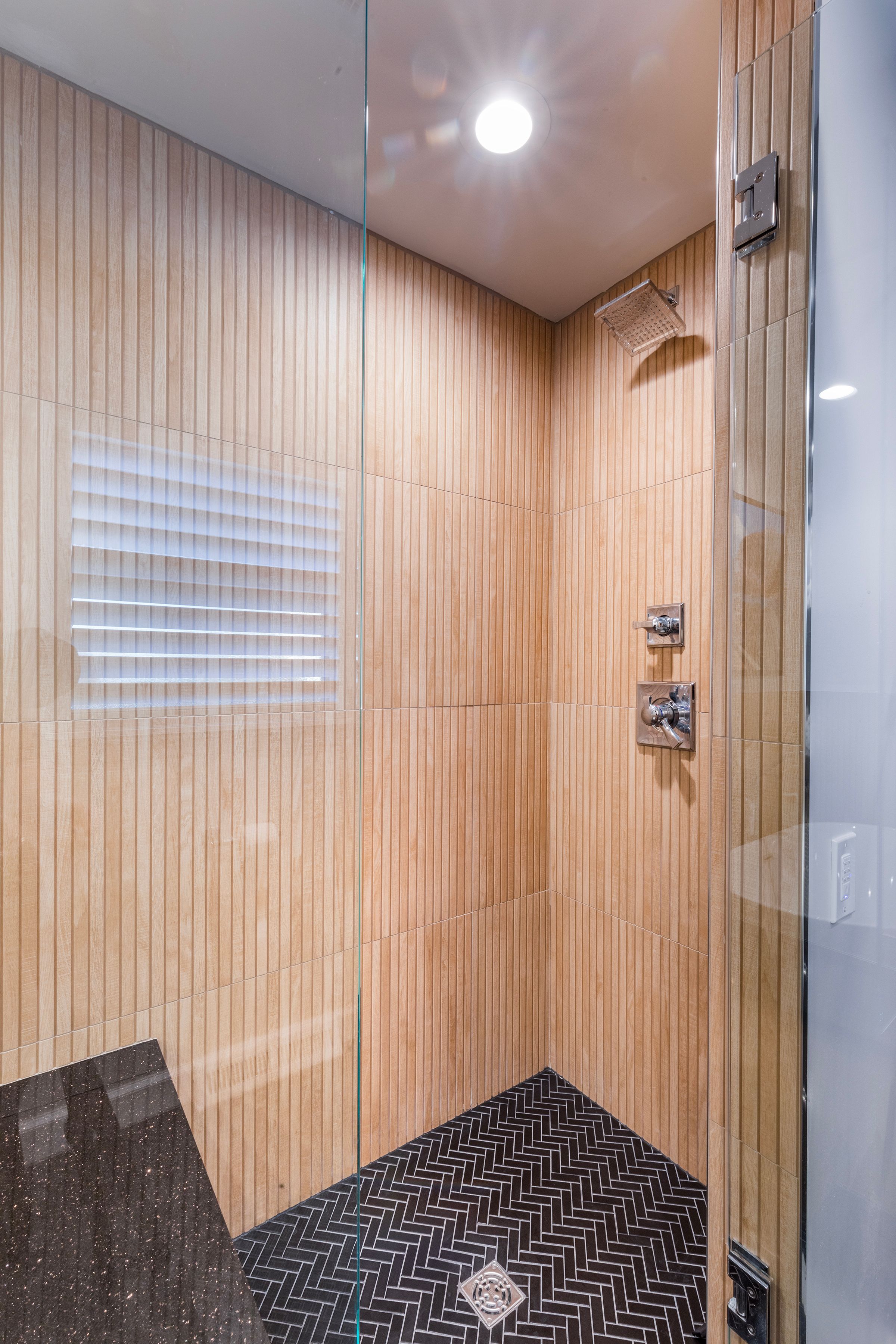  Elegant Corner Lot Home with Modern Luxury and Stunning Details - 物件實景
