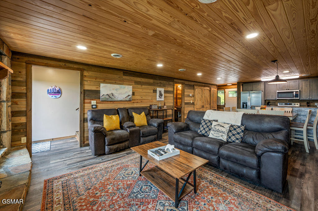 Sevierville, Tennessee, 37876, United States, 4 Bedrooms Bedrooms, ,6 BathroomsBathrooms,Residential,For Sale,2008845