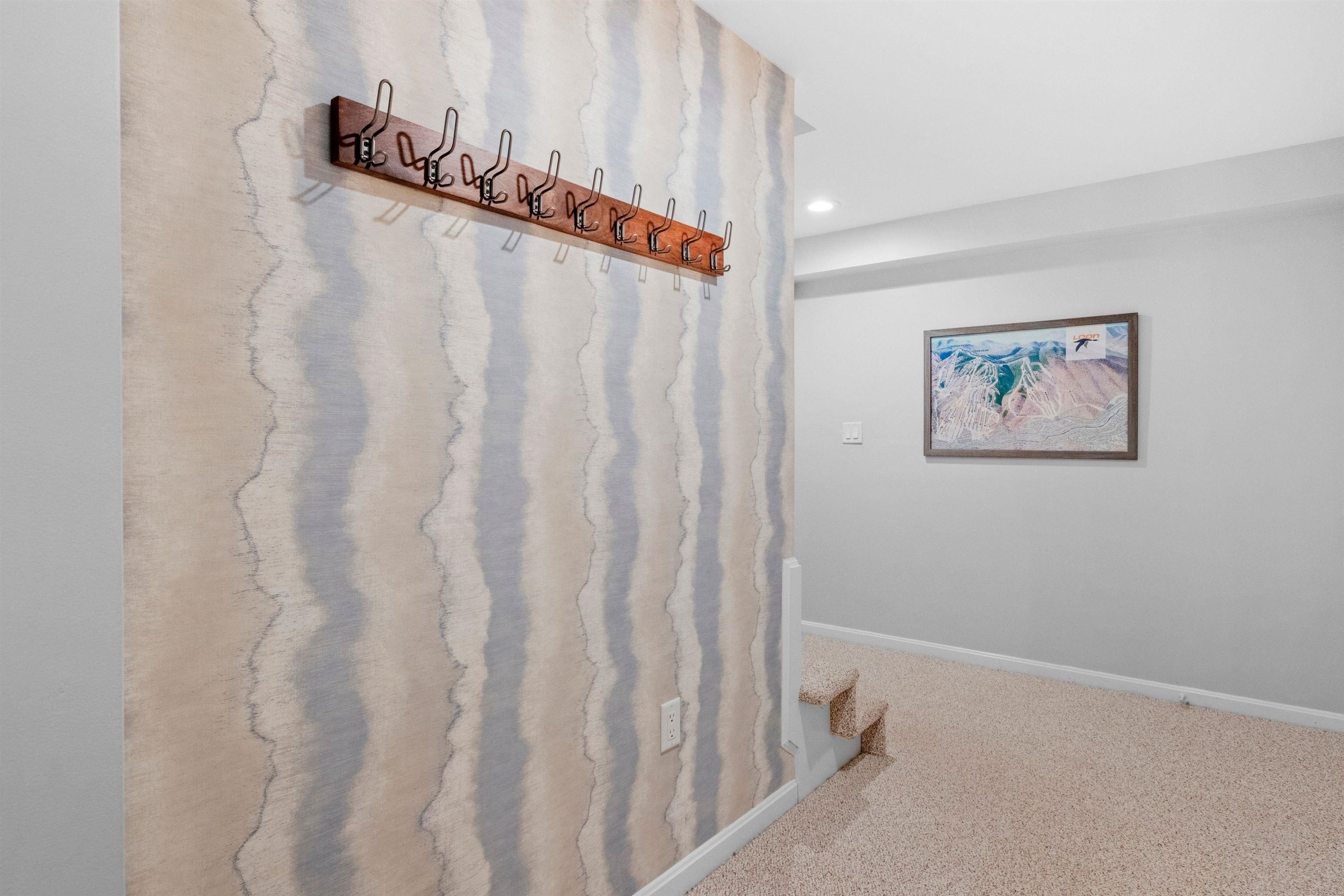 Lincoln, New Hampshire, 03251, United States, 4 Bedrooms Bedrooms, ,4 BathroomsBathrooms,Residential,For Sale,1915256