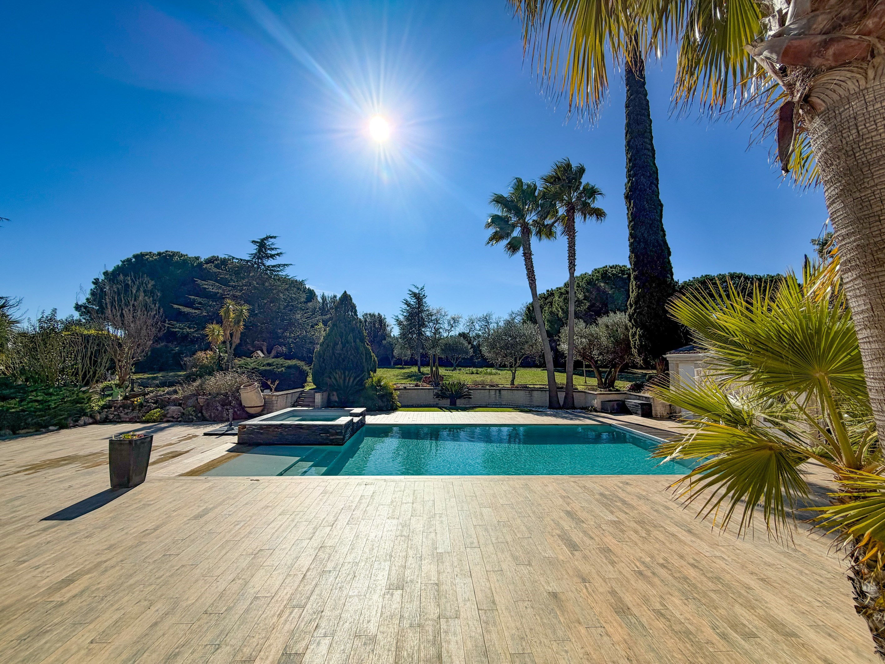  Just 10 minutes from the beaches, a spacious family villa in a lush park... - 物件實景