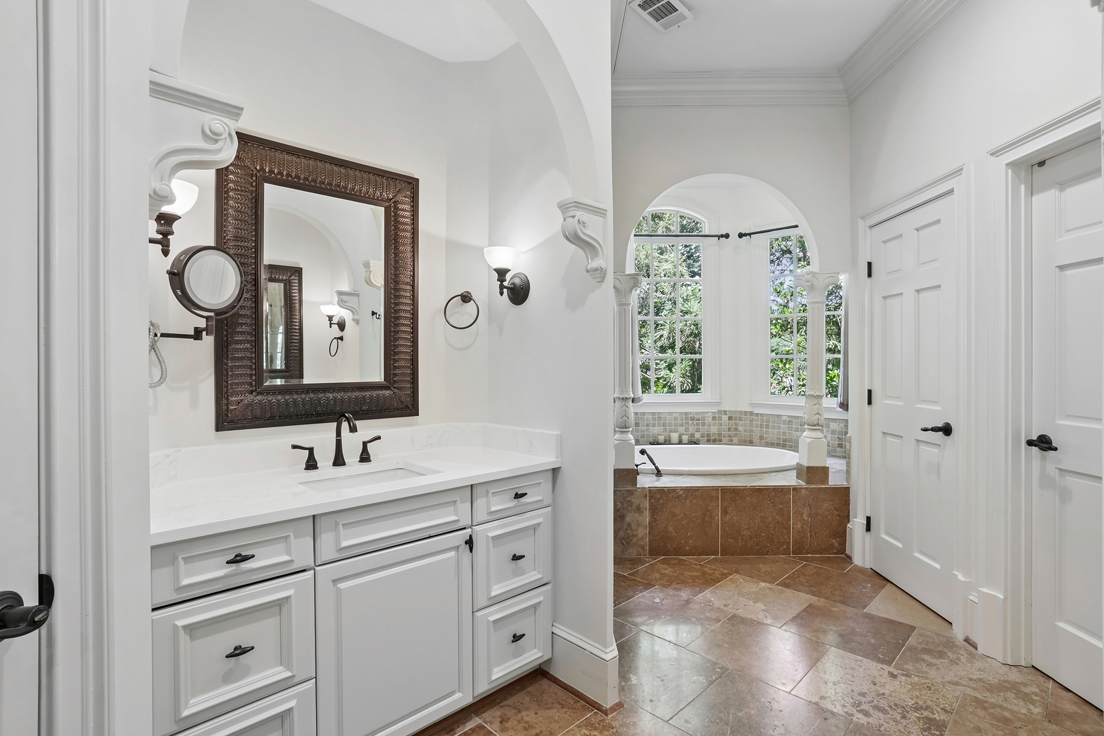  Stunning Brick Traditional in Sought-after Pine Hills - 物件實景