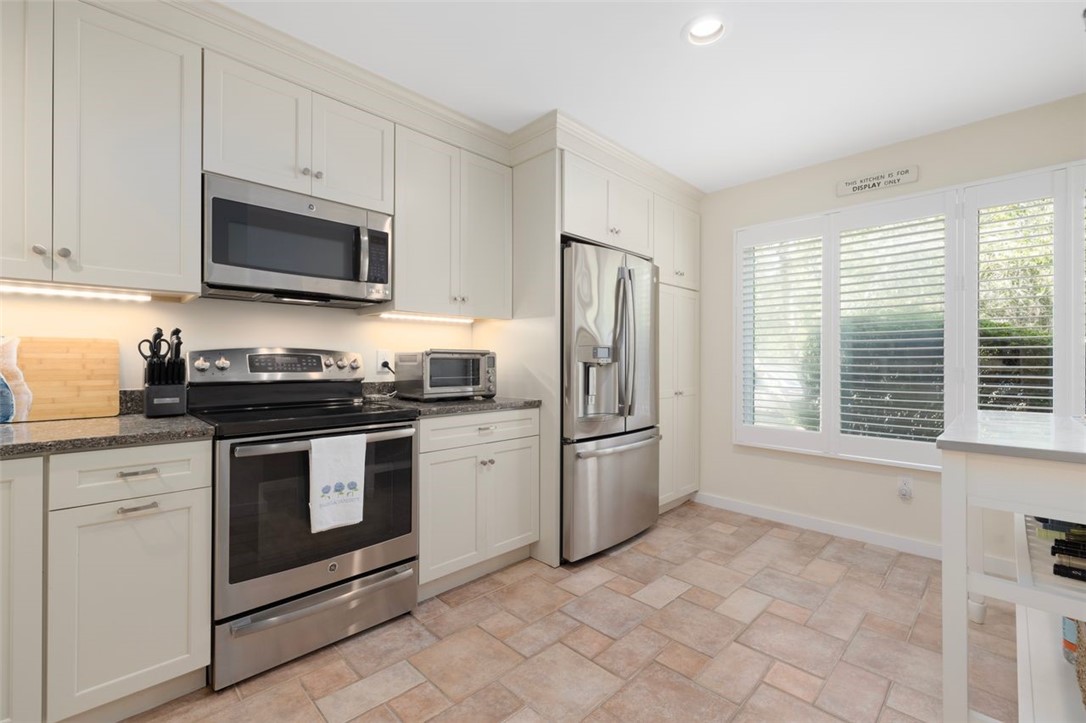 Narragansett, Rhode Island, 02882, United States, 2 Bedrooms Bedrooms, ,3 BathroomsBathrooms,Residential,For Sale,1950851
