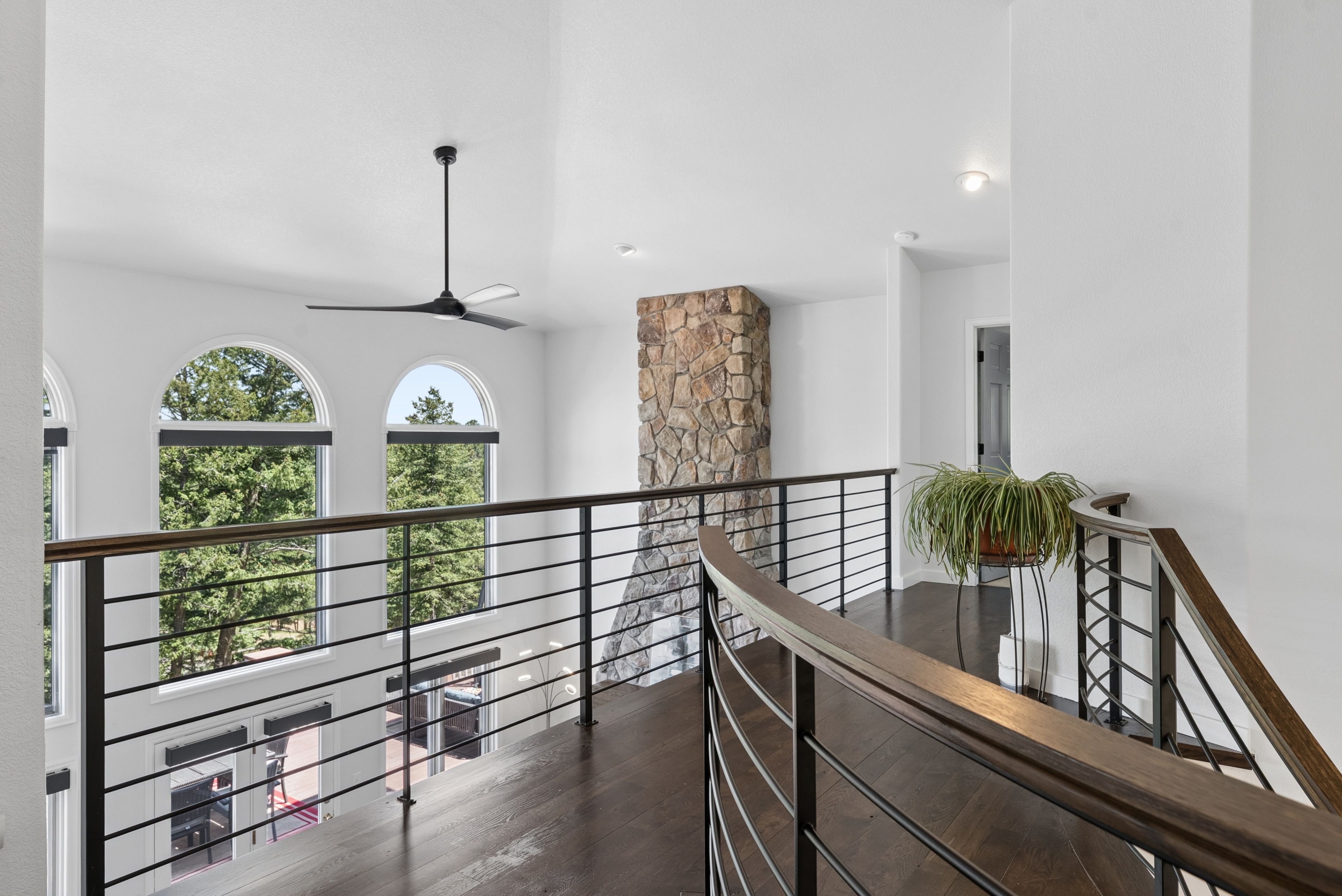  Mountain Contemporary in Highly Desirable Ridge at Hiwan - 物件實景