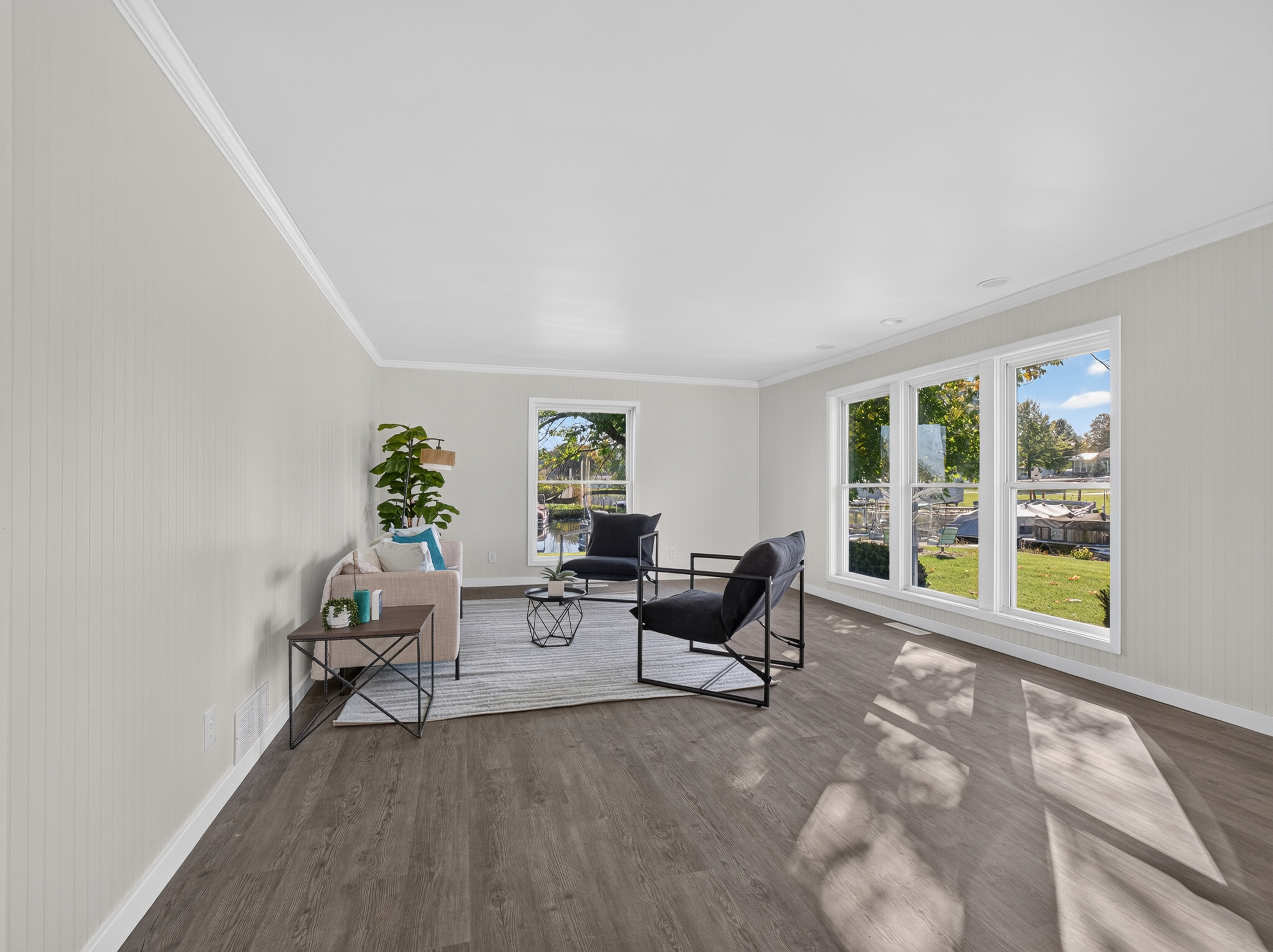  Beautifully Remodeled 4 Bedroom Home Featuring Lakefront Living - 物件實景