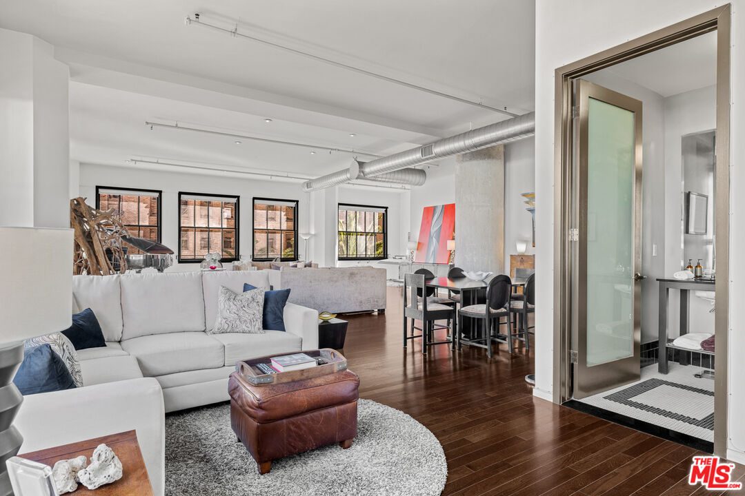 Los Angeles, California, 90028, United States, 2 Bedrooms Bedrooms, ,2 BathroomsBathrooms,Residential,For Sale,1827936
