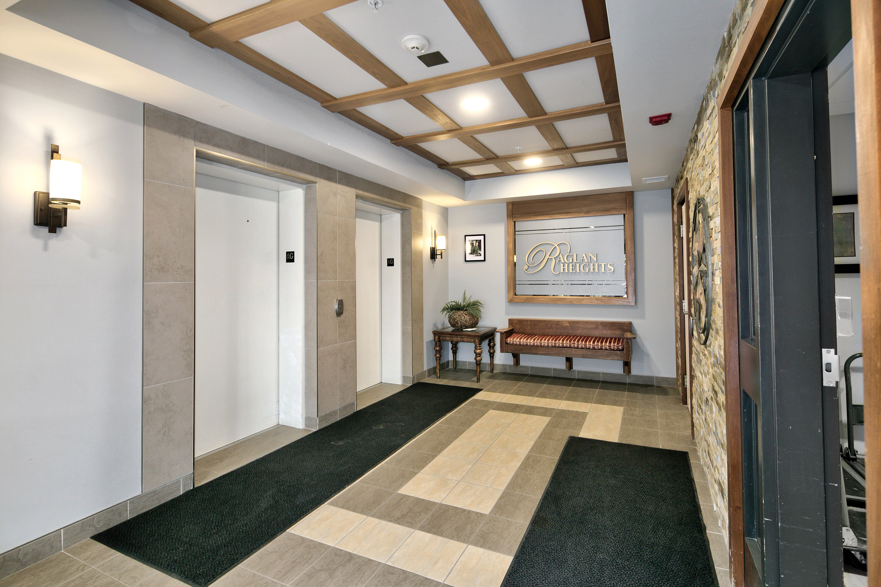  Raglan Heights Condo - 物件實景