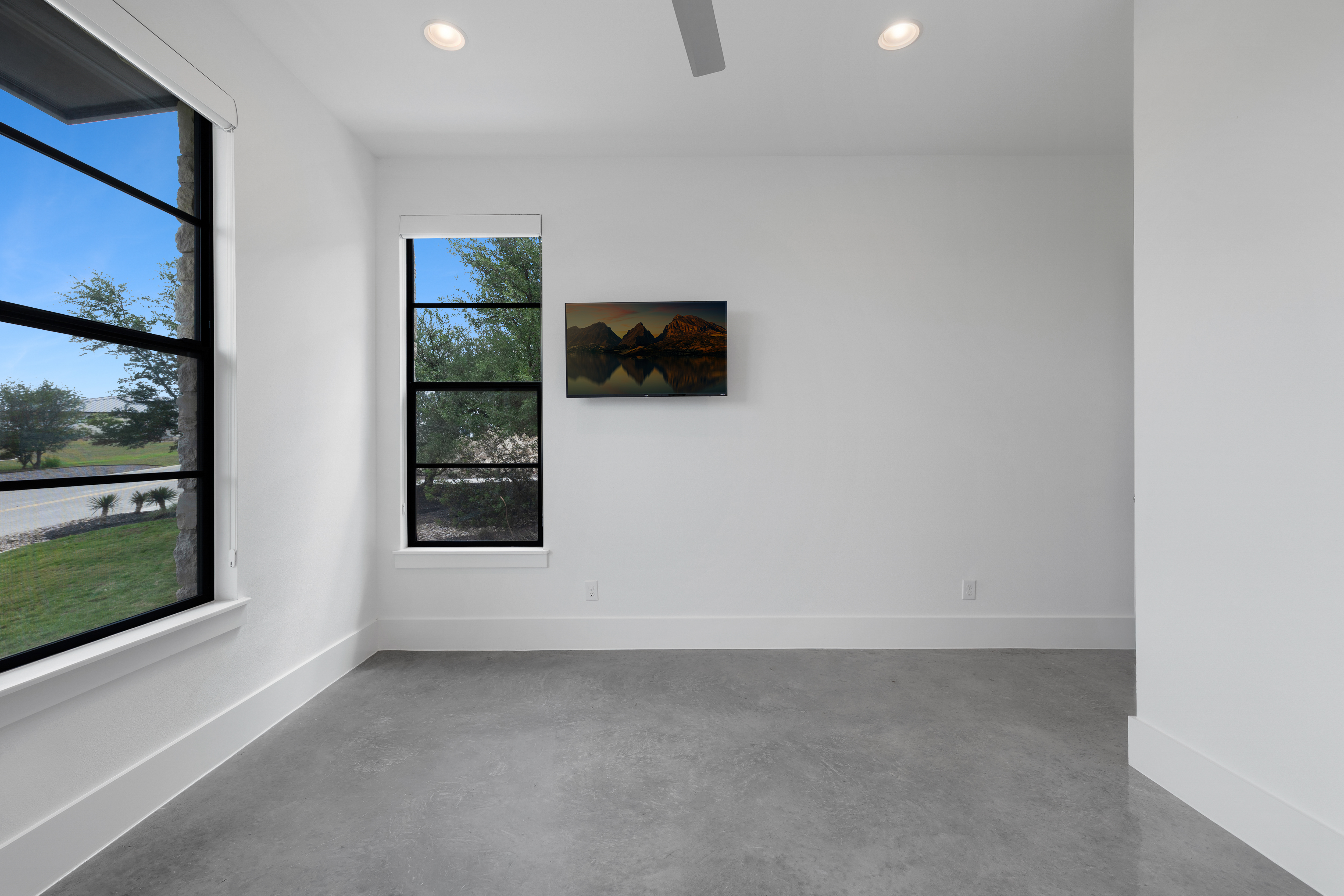  Custom Contemporary with Designer Finishes - 物件實景