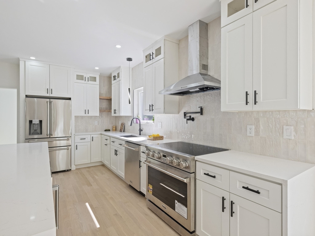 Wakefield, Massachusetts, 01880, United States, 4 Bedrooms Bedrooms, ,5 BathroomsBathrooms,Residential,For Sale,1938527