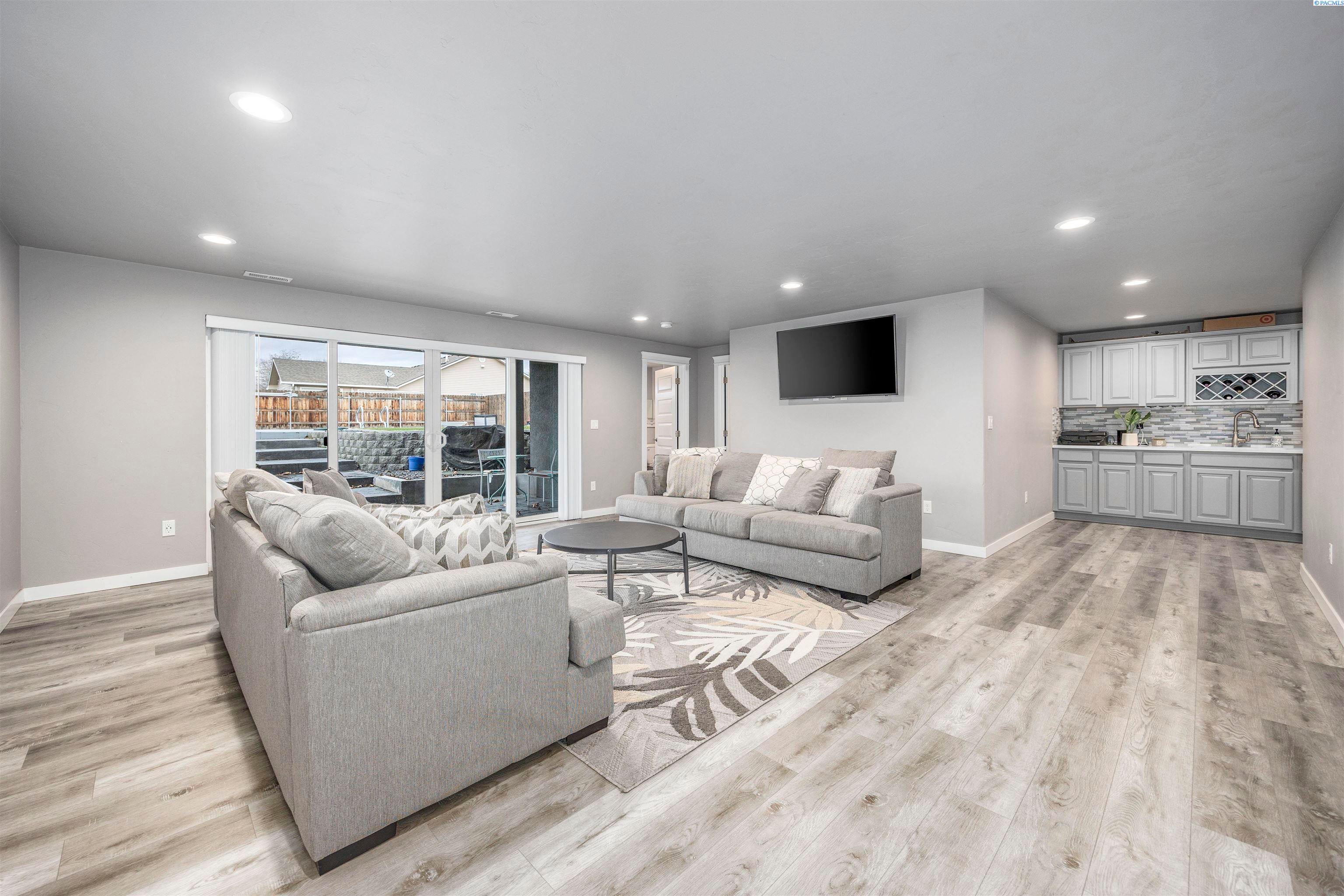 Pasco, Washington, 99301, United States, 6 Bedrooms Bedrooms, ,3 BathroomsBathrooms,Residential,For Sale,2005744