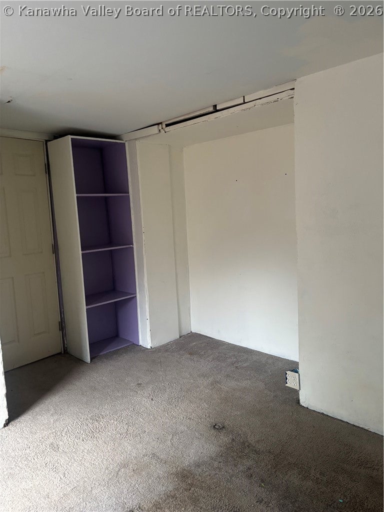 Falcon Dr, Charleston, WV 25387
