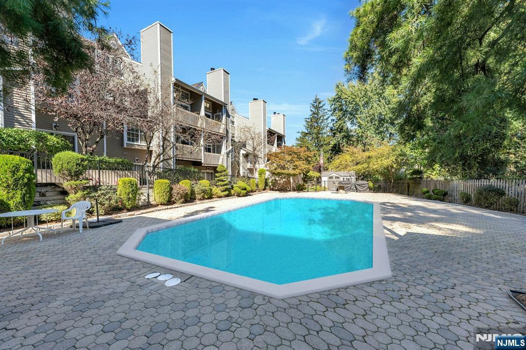 Palisades Park, New Jersey, 07650, United States, 2 Bedrooms Bedrooms, ,3 BathroomsBathrooms,Residential,For Sale,1960727