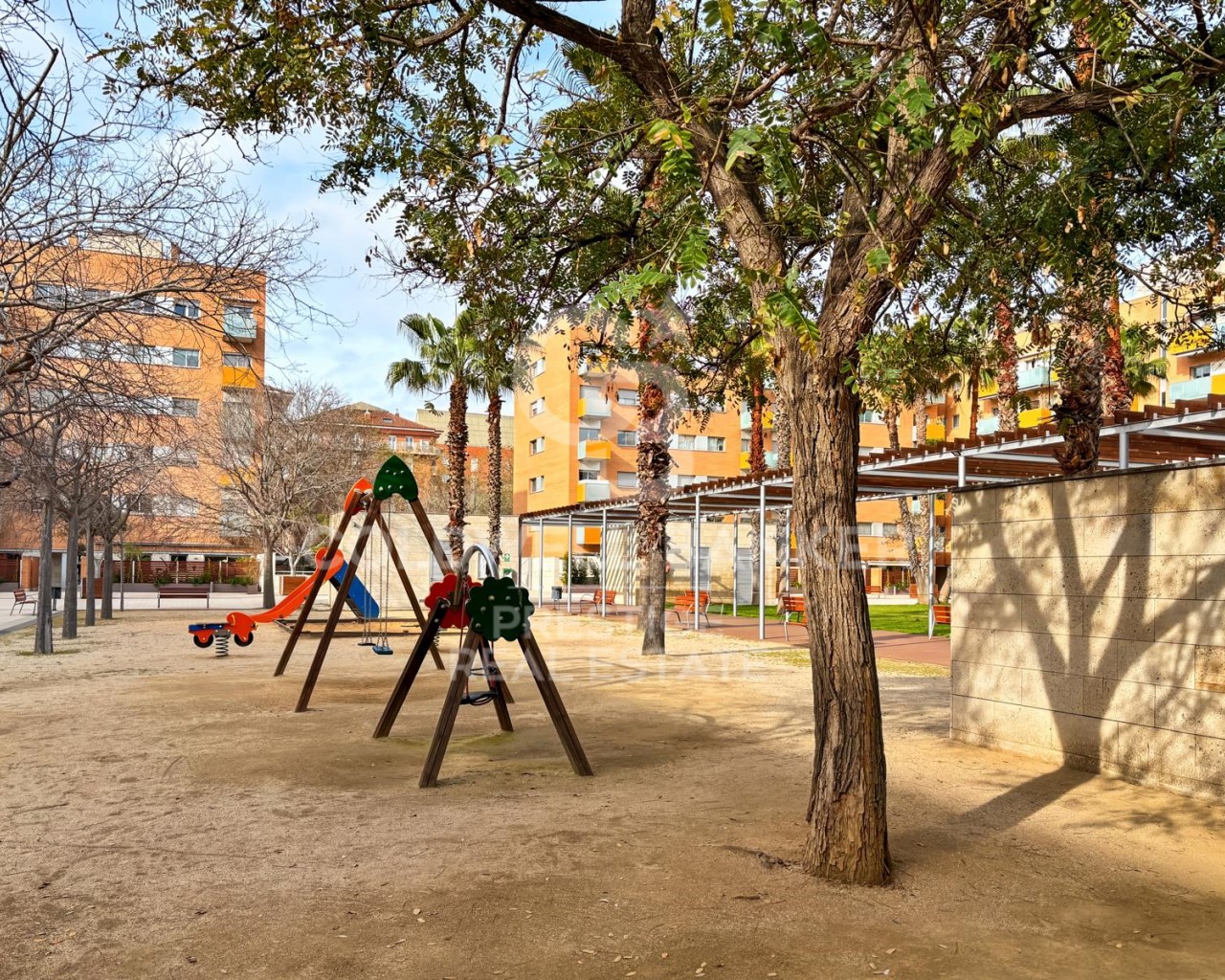 Barcelona, Catalonia, ES, 4 Bedrooms Bedrooms, ,2 BathroomsBathrooms,Residential,For Sale,1759816