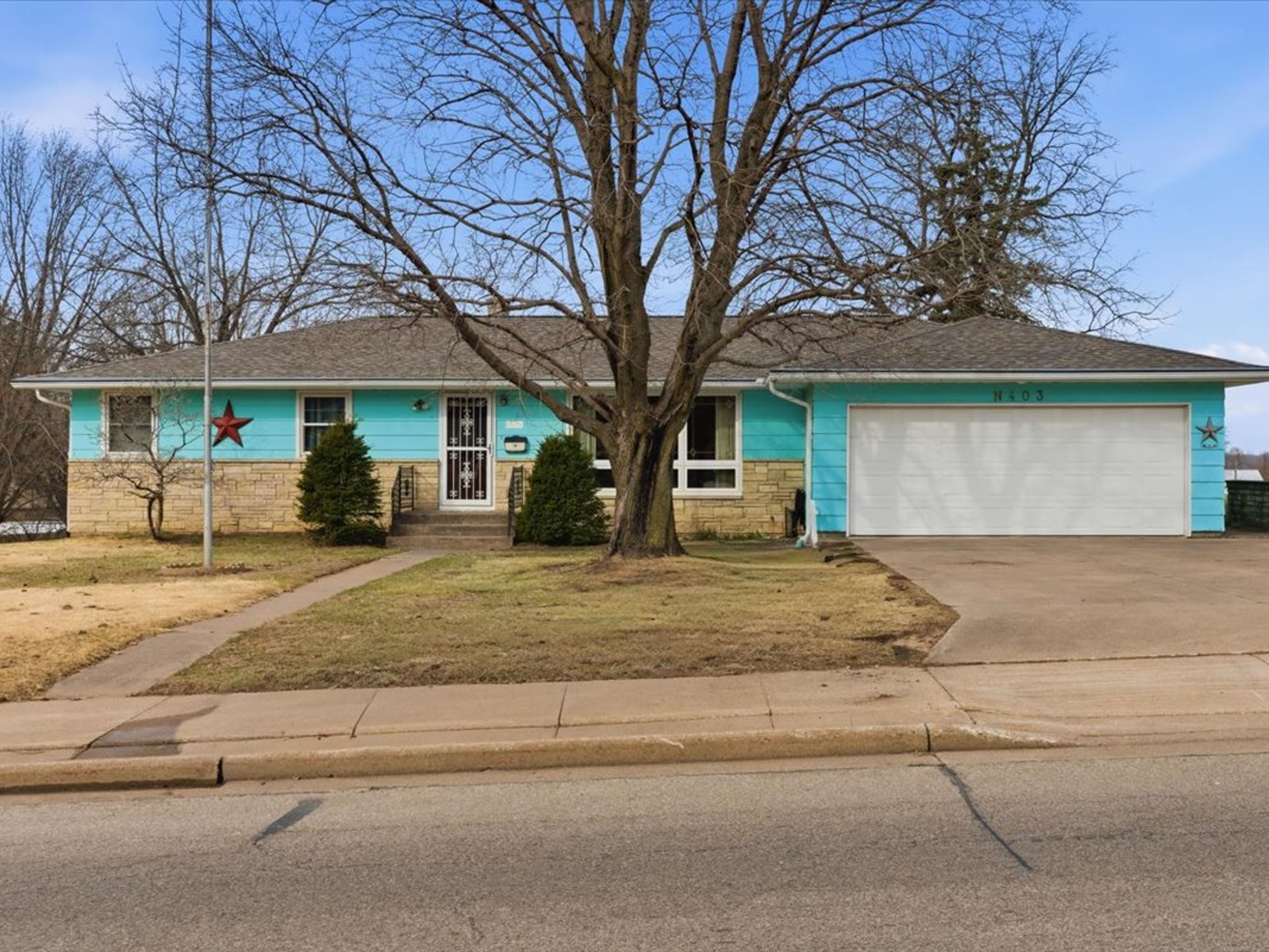  Charming Rambler with Scenic Backyard - 物件實景