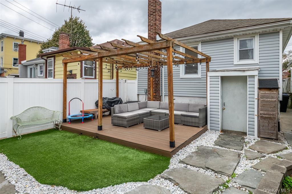 Bronx, New York, 10464, United States, 2 Bedrooms Bedrooms, ,1 BathroomBathrooms,Residential,For Sale,1975027