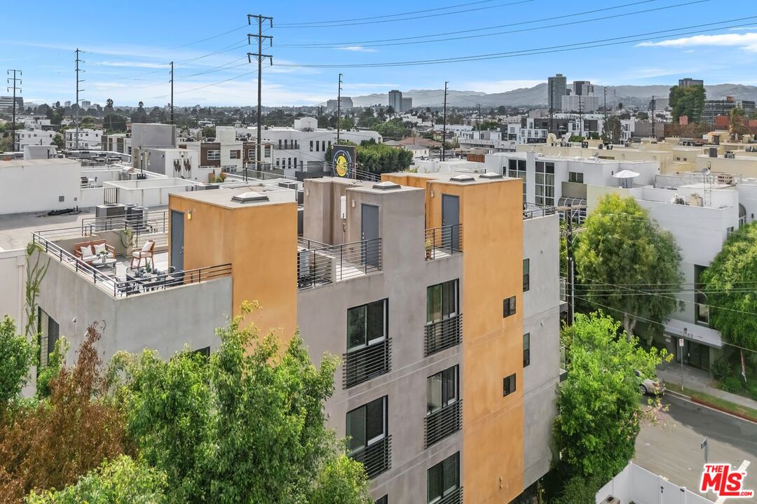Los Angeles, California, 90025, United States, 9 Bedrooms Bedrooms, ,Residential,For Sale,1940770