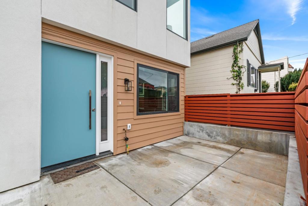 South San Francisco, California, 94080, United States, 4 Bedrooms Bedrooms, ,4 BathroomsBathrooms,Residential,For Sale,2034124