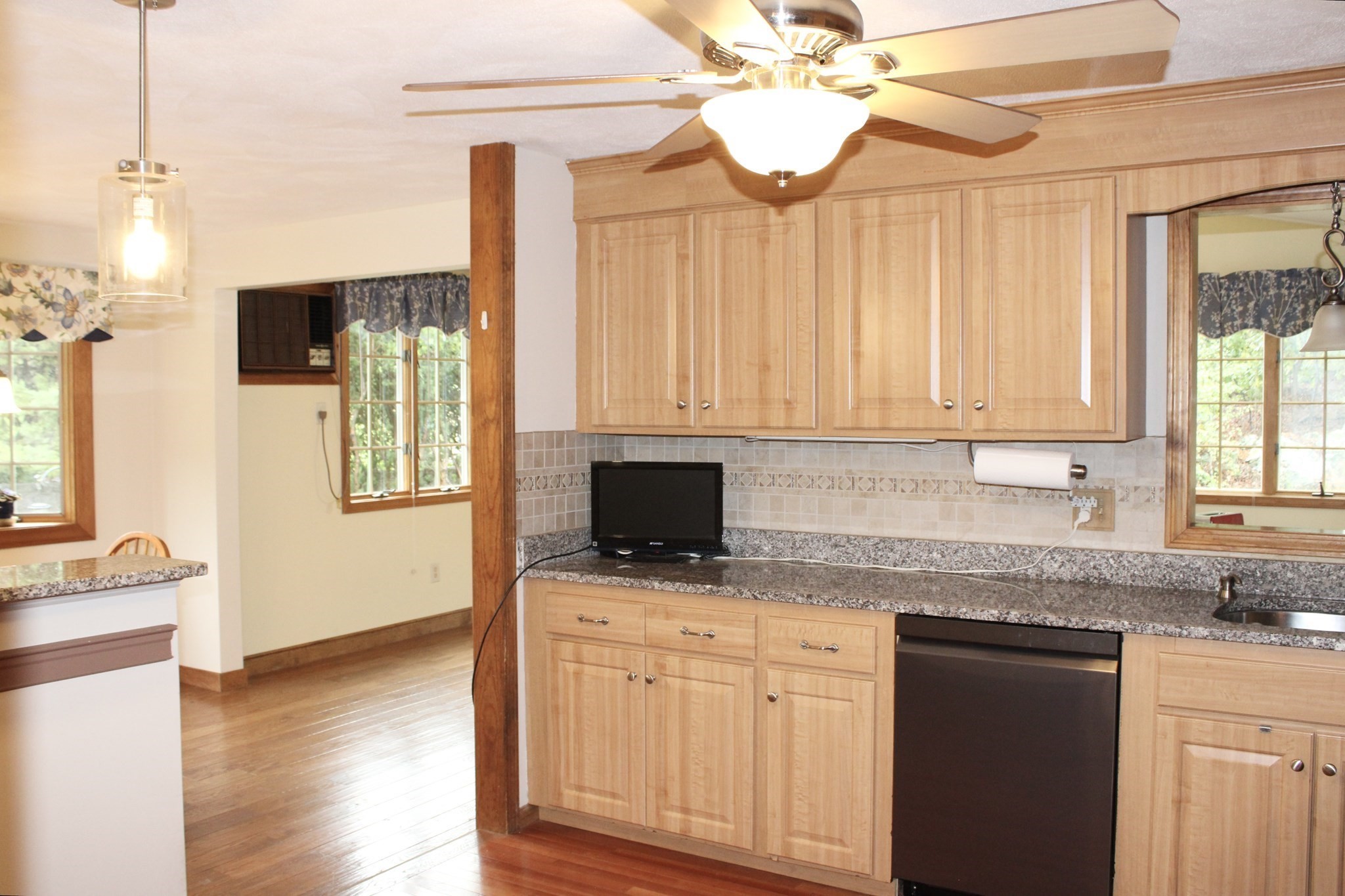 Woburn, Massachusetts, 01801, United States, 4 Bedrooms Bedrooms, ,2 BathroomsBathrooms,Residential,For Sale,1979204