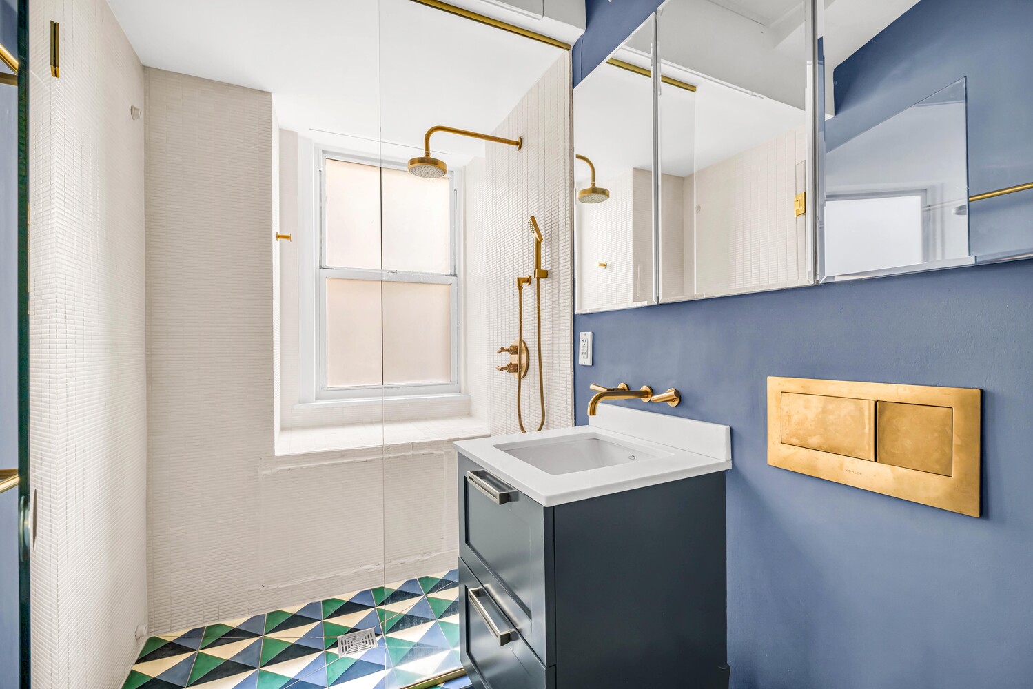 New York City, New York, 10024, United States, 3 Bedrooms Bedrooms, ,3 BathroomsBathrooms,Residential,For Sale,1986311