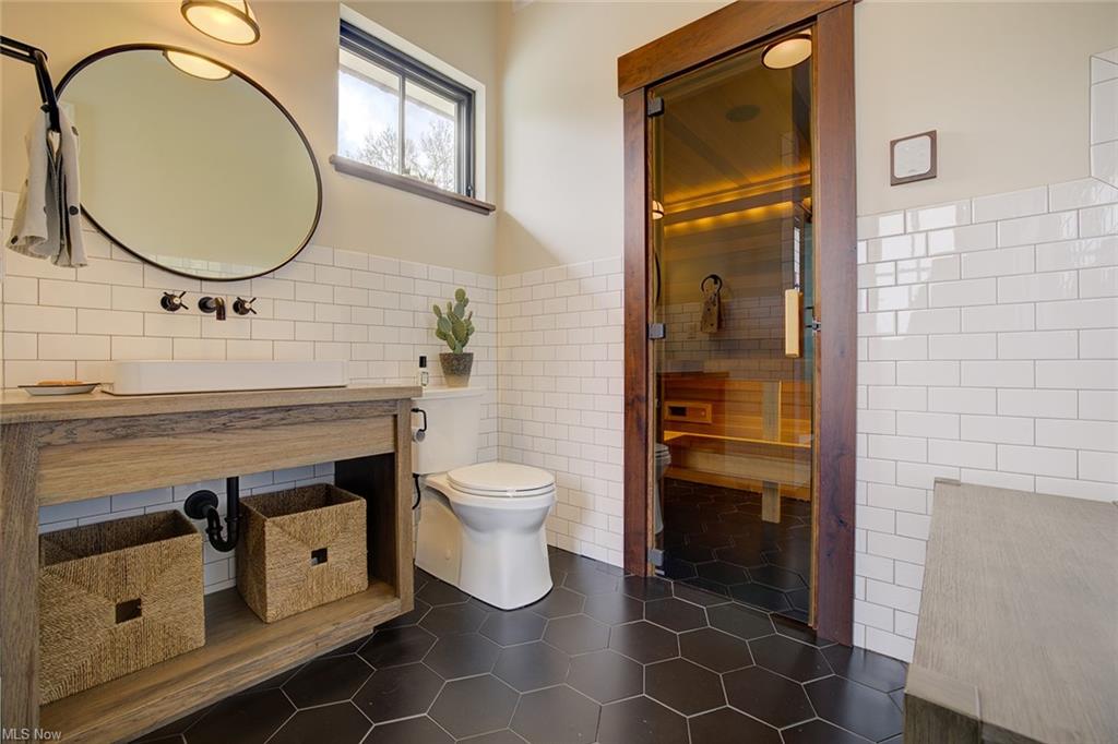 Williamstown, West Virginia, 26187, United States, 5 Bedrooms Bedrooms, ,8 BathroomsBathrooms,Residential,For Sale,1980118