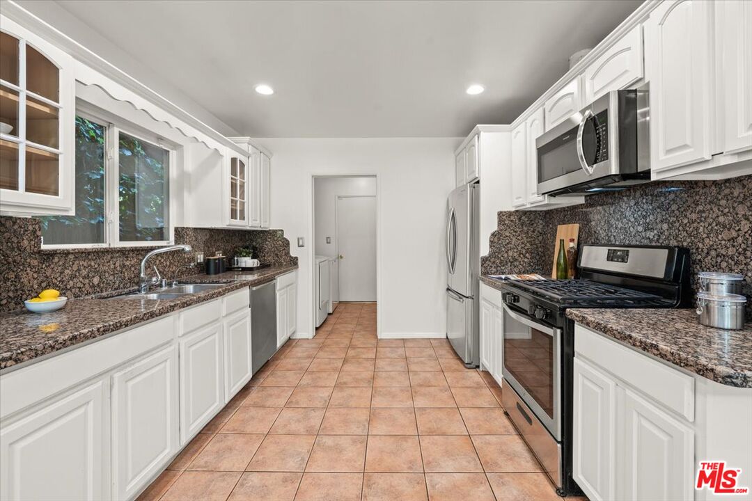 Los Angeles, California, 90049, United States, 3 Bedrooms Bedrooms, ,3 BathroomsBathrooms,Residential,For Sale,1908650