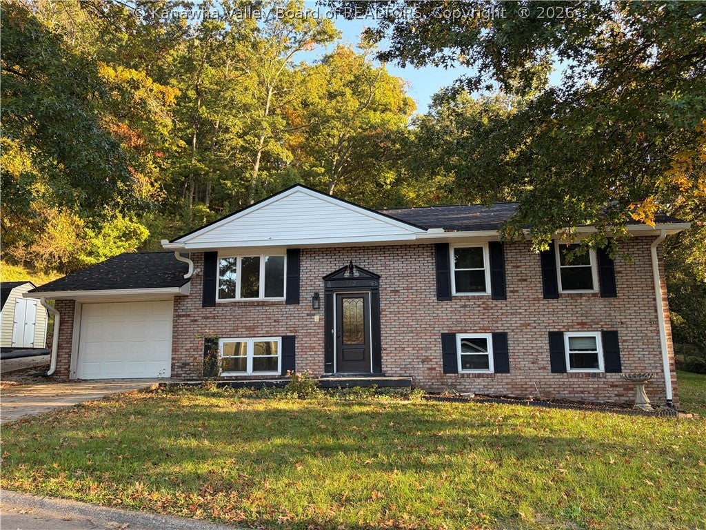 Fairview Dr, Nitro, WV 25143