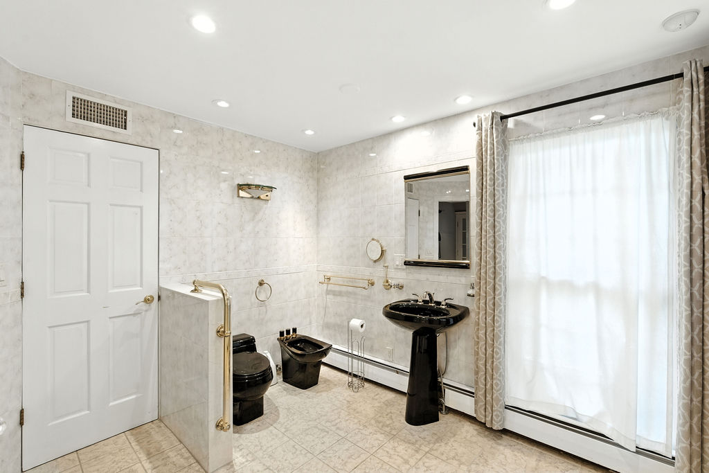 Howard Beach, New York, 11414, United States, 4 Bedrooms Bedrooms, ,4 BathroomsBathrooms,Residential,For Sale,1984168