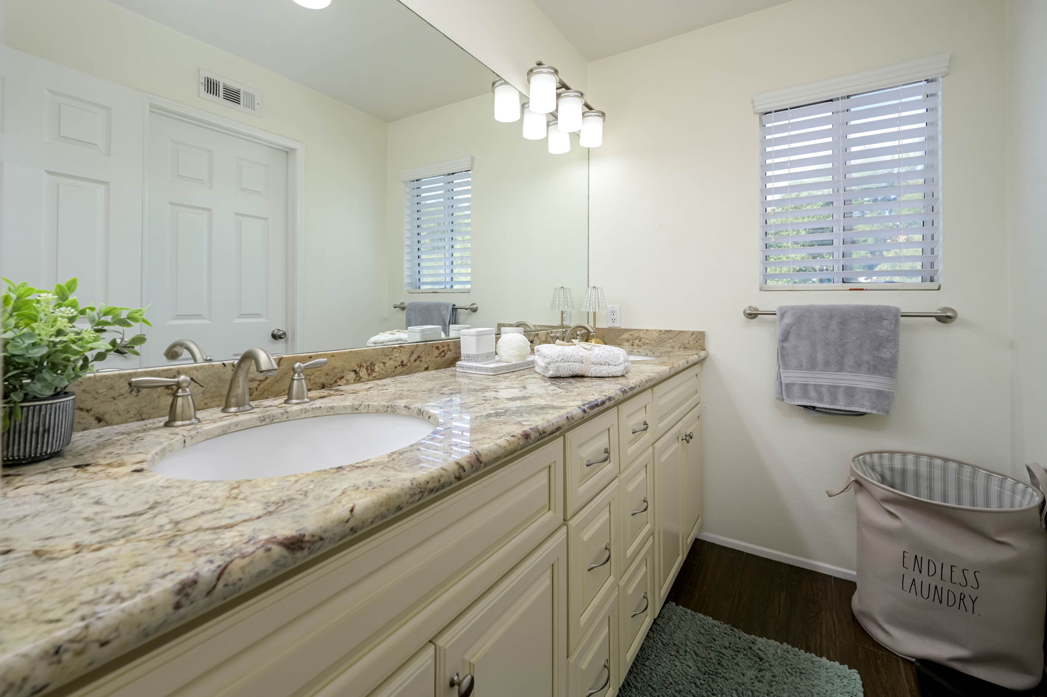 Corona, California, 92879, United States, 2 Bedrooms Bedrooms, ,3 BathroomsBathrooms,Residential,For Sale,2008178