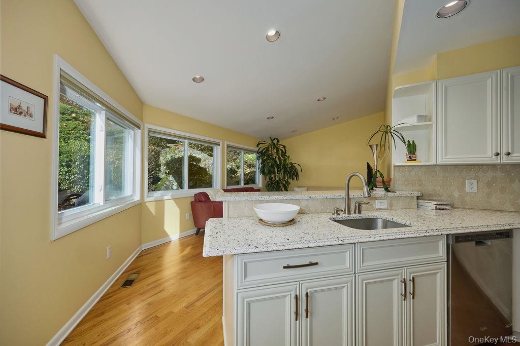 New Rochelle, New York, 10804, United States, 4 Bedrooms Bedrooms, ,3 BathroomsBathrooms,Residential,For Sale,1991055