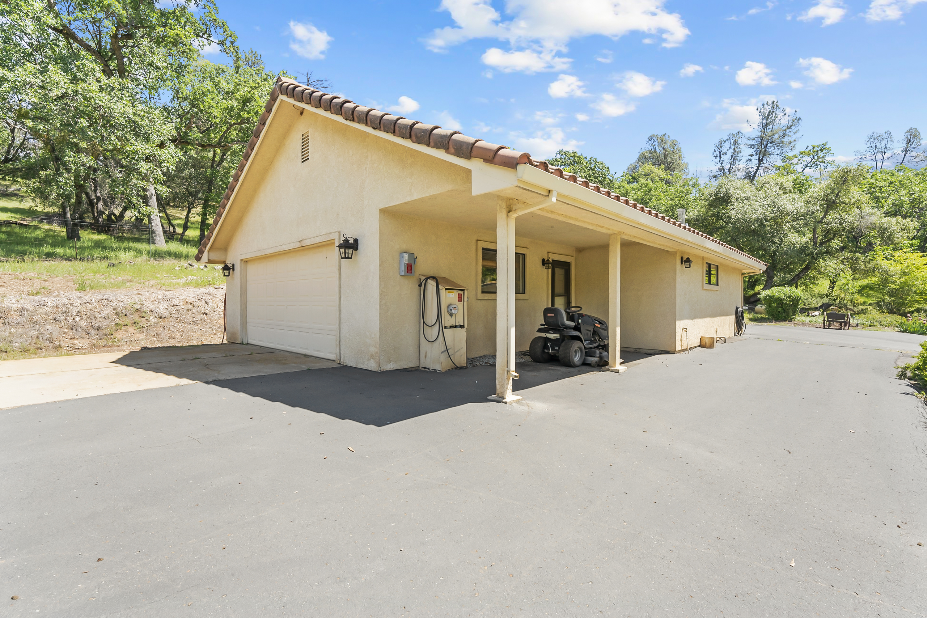  21 Acres - Gated - Renovated - 物件實景