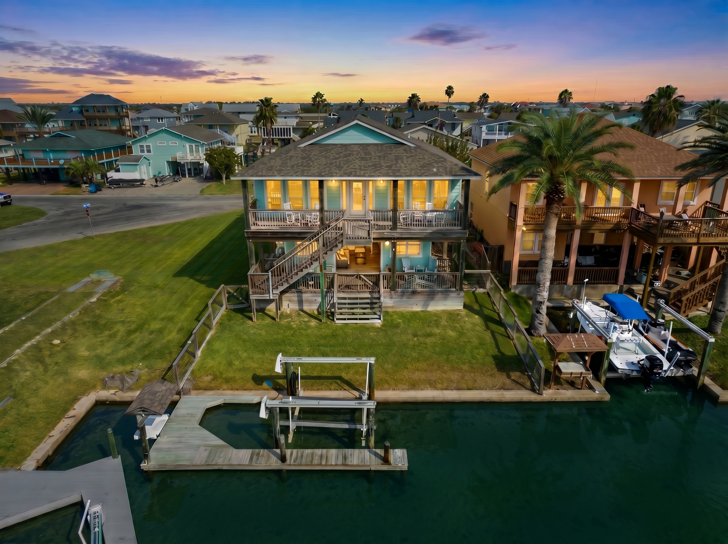  Canal-Front Coastal Haven - 物件實景