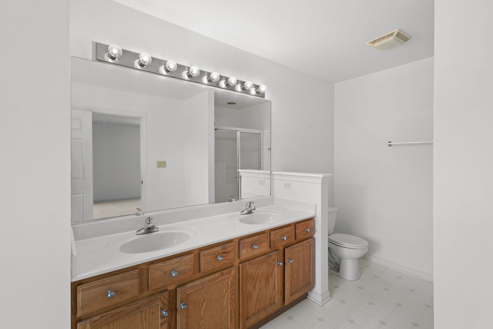 West Chicago, Illinois, 60185, United States, 4 Bedrooms Bedrooms, ,3 BathroomsBathrooms,Residential,For Sale,1968973