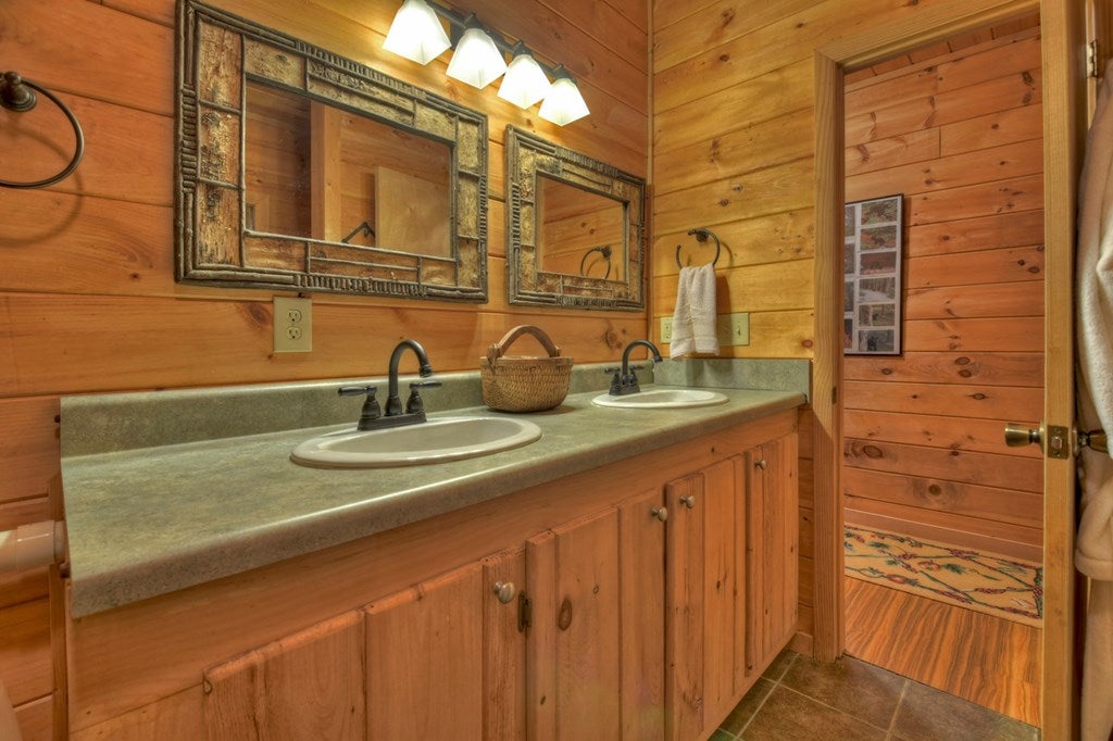 Blue Ridge, Georgia, 30513, United States, 5 Bedrooms Bedrooms, ,3 BathroomsBathrooms,Residential,For Sale,1858988